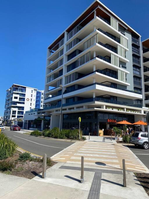 Apartment Oceanus Oasis At Bokarina -stunning Modern Coastal Kawana Waters